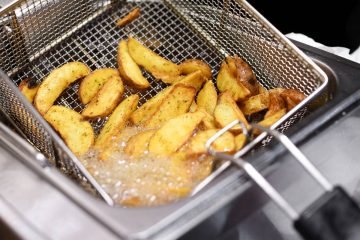 Jak wyczyścić frytkownicę ze starego oleju? - sprawdzone metody krok po kroku