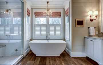Łazienka w stylu farmhouse - jak urządzić rustykalne wnętrze?