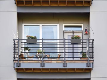 Jak osłonić balkon w bloku od słońca? - praktyczne sposoby na cień
