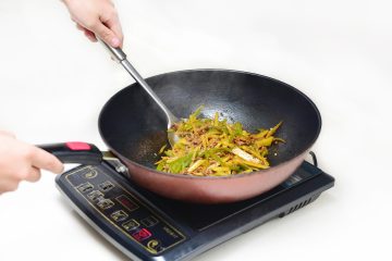 Jaką płytę indukcyjną wybrać do nowoczesnej kuchni? Sprawdź funkcje, które ułatwią gotowanie