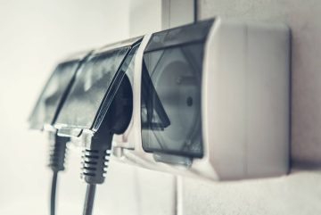 Prąd z gniazdka: zagrożenia i ochrona przed porażeniem