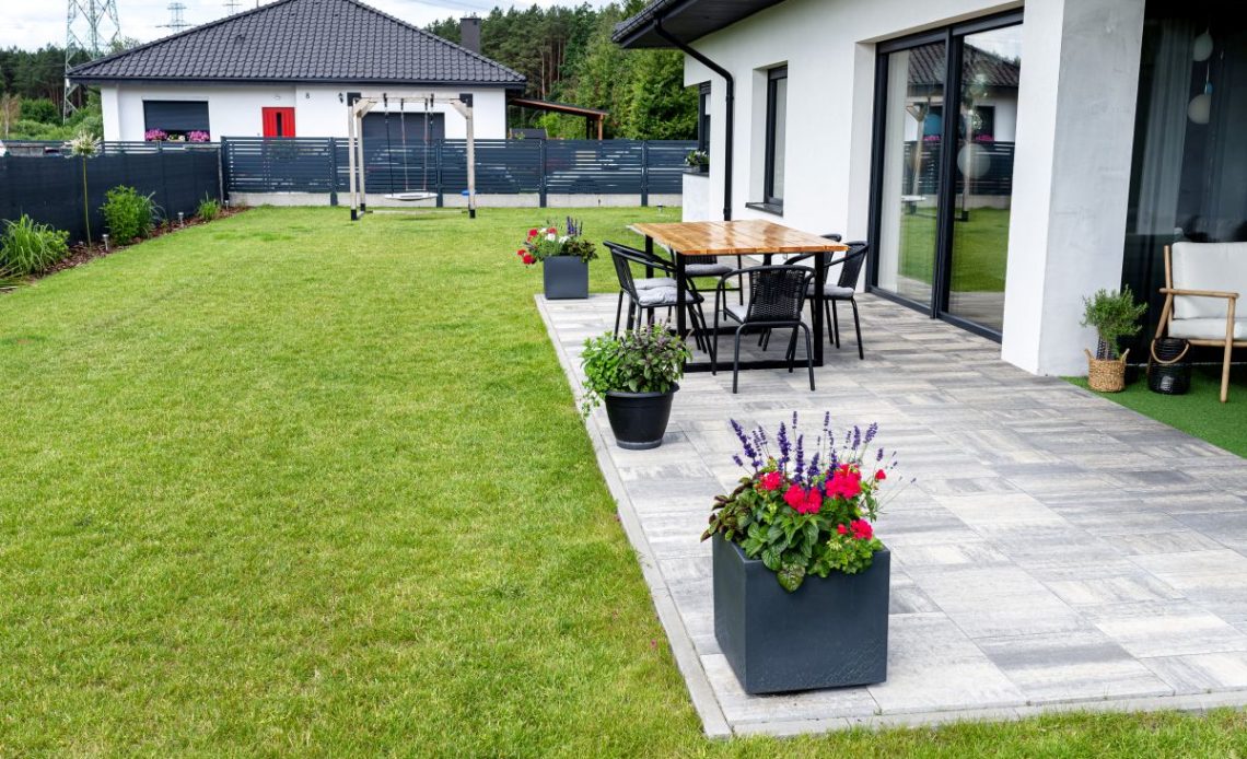 Budowa tarasu na gruncie i płycie betonowej