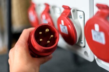 Kabel 4-żyłowy do wtyczki 5-bolcowej - jak to połączyć?