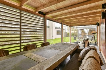 Osłona tarasu przed sąsiadami - rośliny, parawany i żaluzje