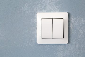 Włącznik światła na 2 kable - prosty schemat podłączenia