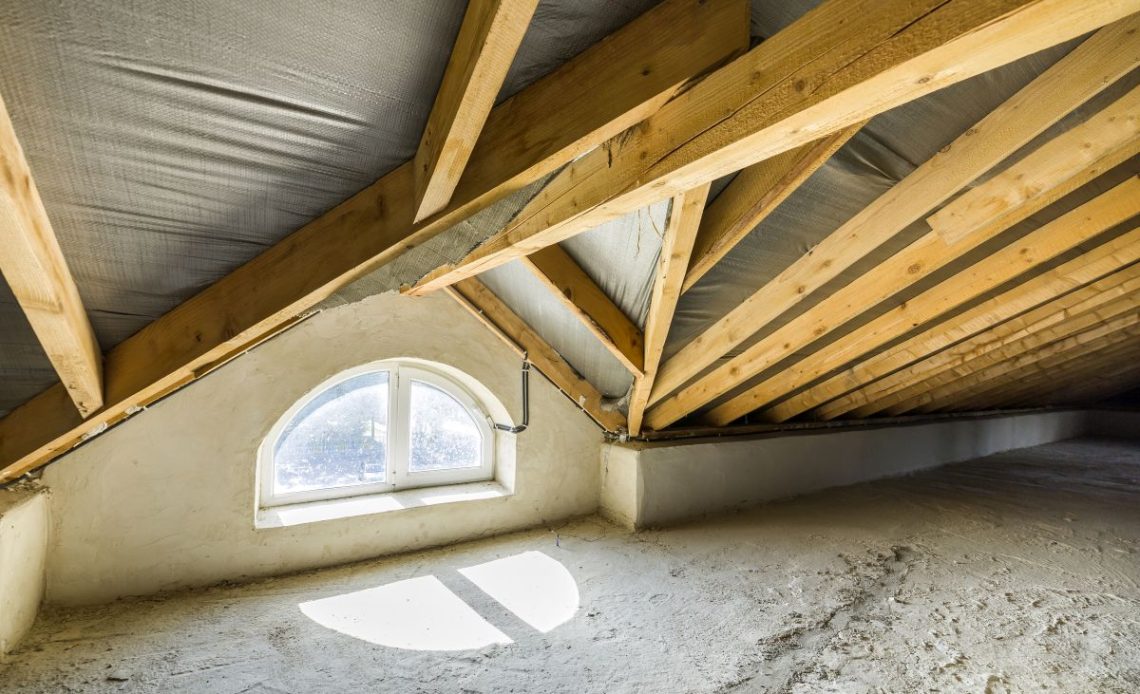 Wywijanie folii paroizolacyjnej na ścianę