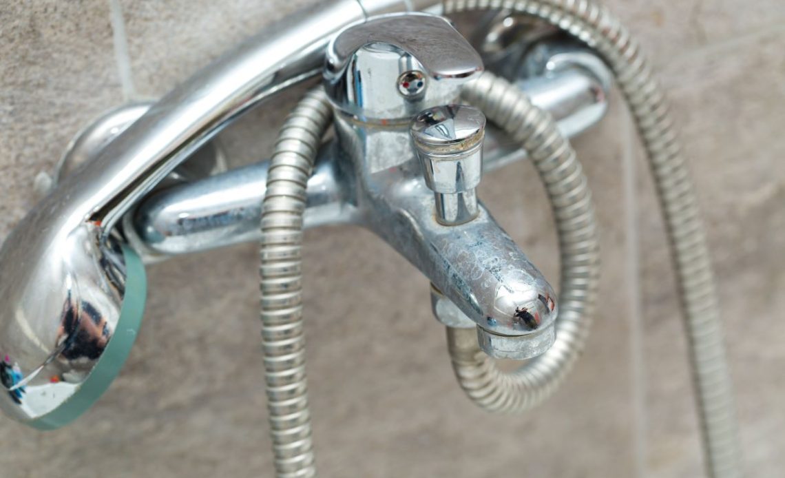 Zapieczony wąż prysznicowy