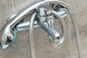 Zapieczony wąż prysznicowy - jak odkręcić bez klucza?