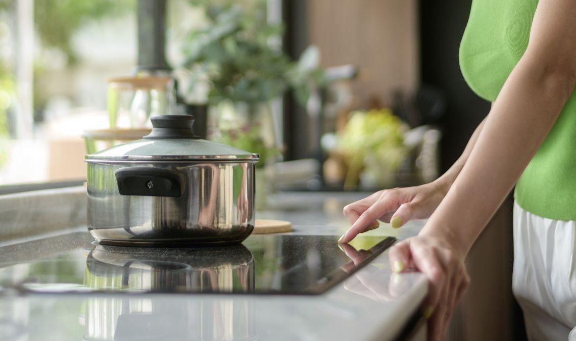 Jak włączyć płytę indukcyjną Xberg