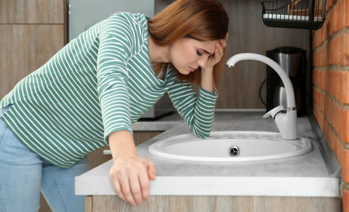 Bulgotanie i zapach ze zlewu