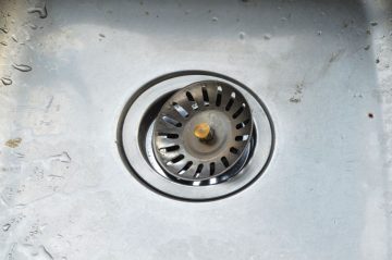 Olej w zlewie – co grozi Twoim rurom i jak utylizować tłuszcz?