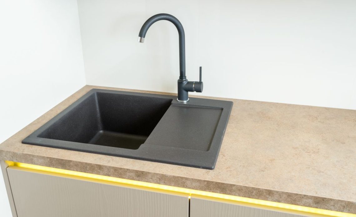 Otwór w zlewie granitowym