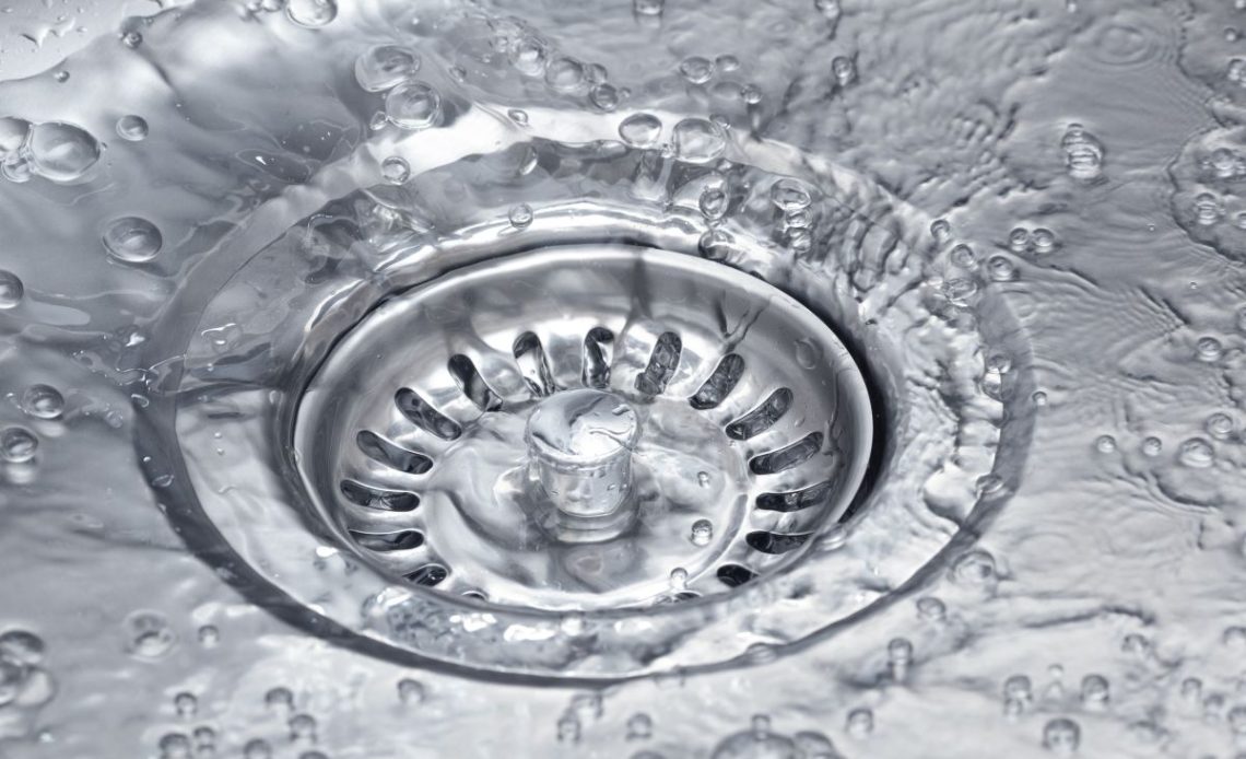 Woda ze zmywarki w zlewie