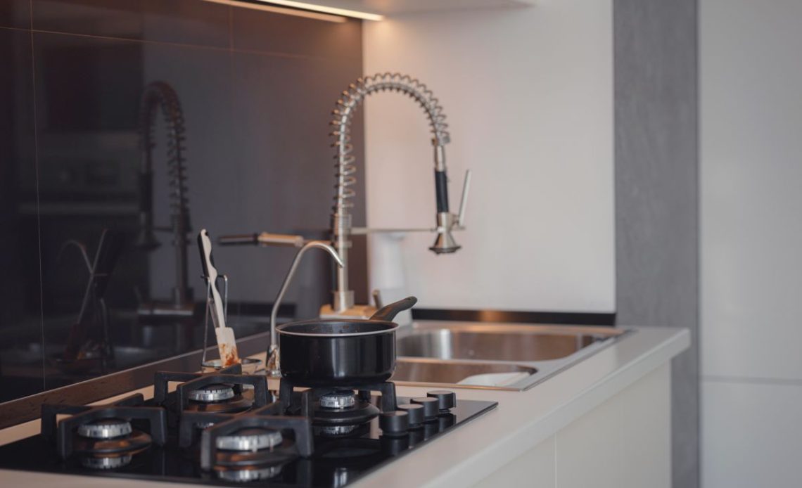 Zlew obok kuchenki gazowej