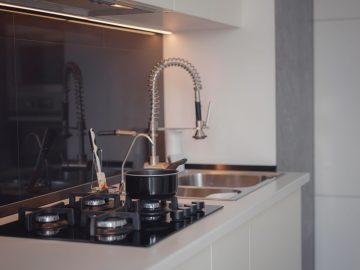 Zlew obok kuchenki gazowej – czy to bezpieczne? Zasady ergonomii