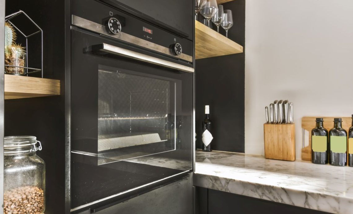 Demontaż piekarnika z zabudowy