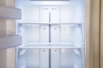 Osłona żarówki w lodówce Amica - jak zdjąć klosz i nie połamać zaczepów?