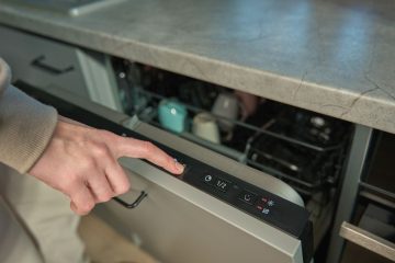 Reset zmywarki Hotpoint Ariston – jak szybko usunąć błąd programatora?