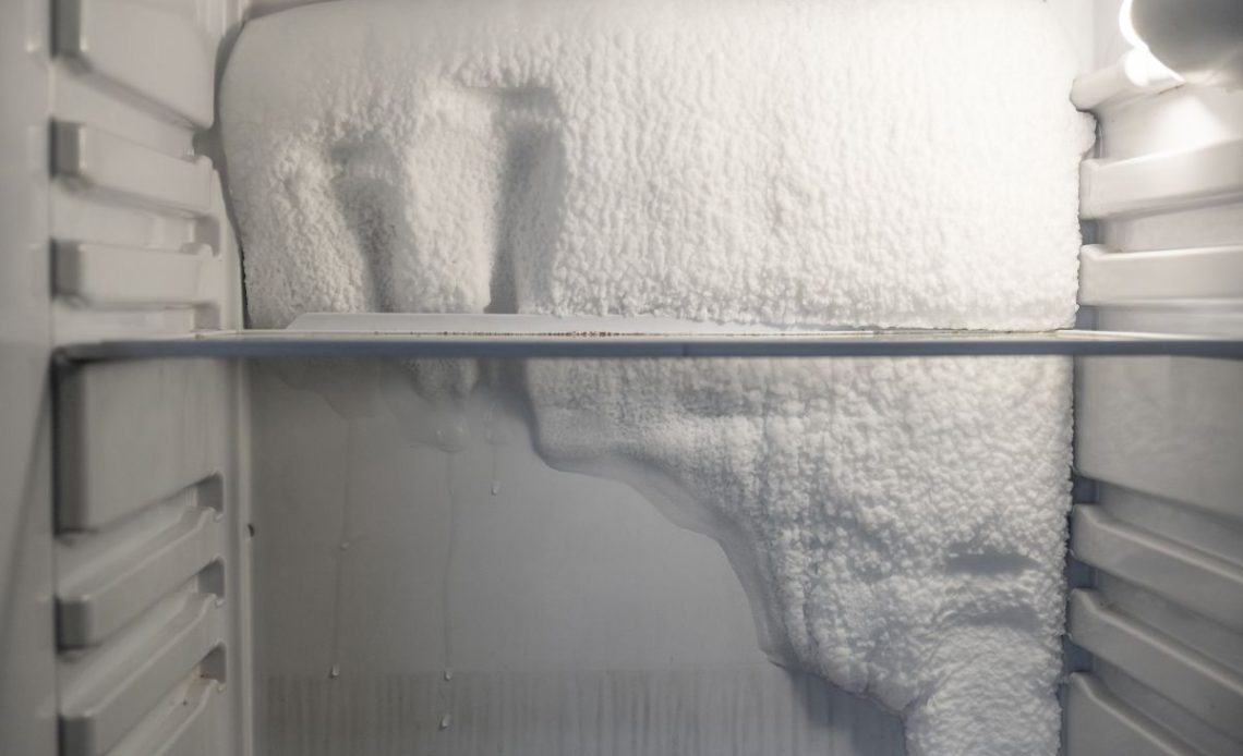 bryła lodu w lodówce