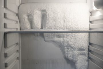 Bryła lodu w lodówce – jak usunąć ją bezpiecznie ze ścianki?