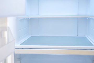 Taca odpływowa w lodówce – gdzie się znajduje i jak ją wyczyścić?