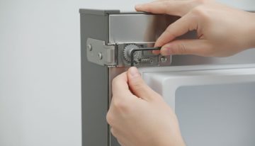 Drzwi w lodówce – jak wyregulować zawiasy po opadnięciu?