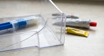 Pęknięta szuflada w lodówce – jaki klej wybrać do plastiku?